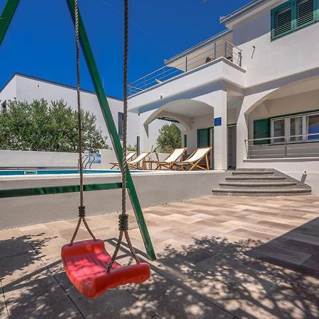 Sea Flower Beachfront Villa Севид Экстерьер фото
